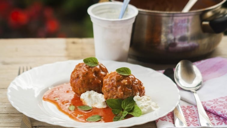 Rajská omáčka s masovými koulemi a zakysanou smetanou