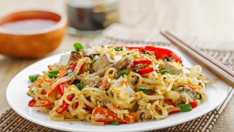 Lehké asijské nudle s kostičkami tofu pro vegetariány