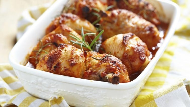 Pečená kuřecí stehna s medovo-česnekovou omáčkou