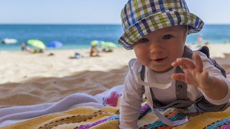 Horka s miminkem: Plenka přes kočárek dítě ohrožuje