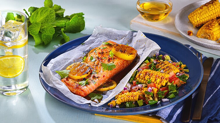 Filety z lososa grilované v papilotě, podávané se salátem NYC