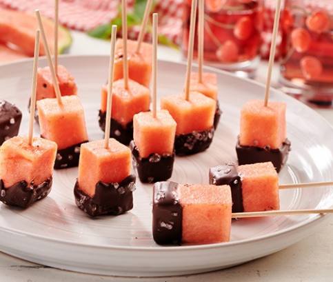 Csokoládéba mártott dinnyekockák