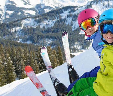 Pre bezpečnosť pri zimných športoch iba prilba nestačí