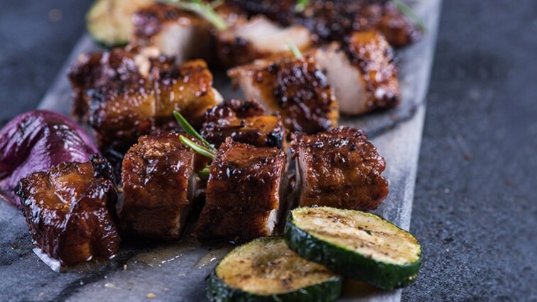 Grilovaný bôčik s cesnakovou marinádou