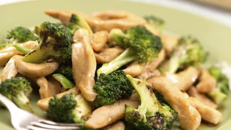 Dušené kuřecí nudličky s brokolicí