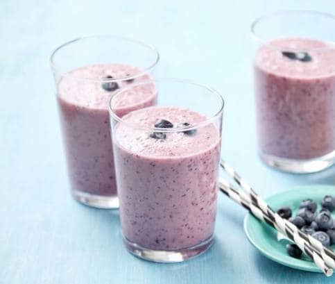 Energy drink s ananasem borůvkami a jablky