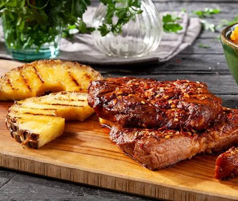 Marinovaná vepřová krkovička s grilovaným ananasem a kukuřicí