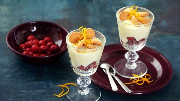 Vanilkový puding s piškoty třešněmi a pomerančovou kůrou