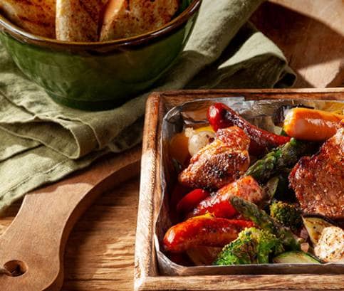 Grilovaná zelenina so šťavnatým bravčovým mäsom a klobáskou