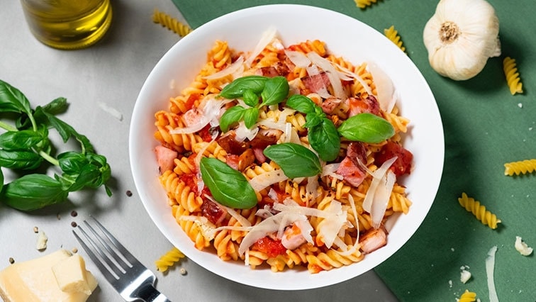 Fusilli s paradajkovou omáčkou a slaninkou