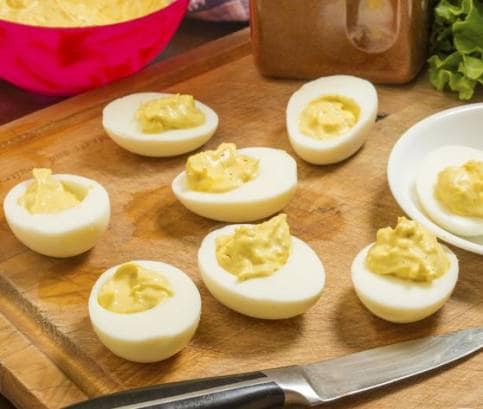 Velikonoční vajíčka plněná žloutkovou pěnou