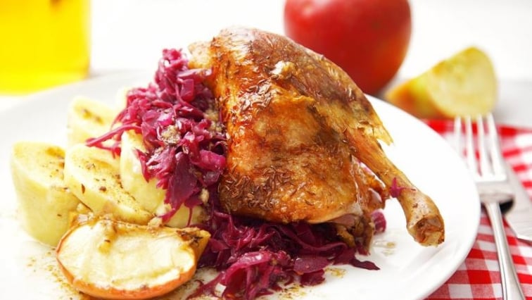 Pečená kachna s jablky zelím a knedlíky