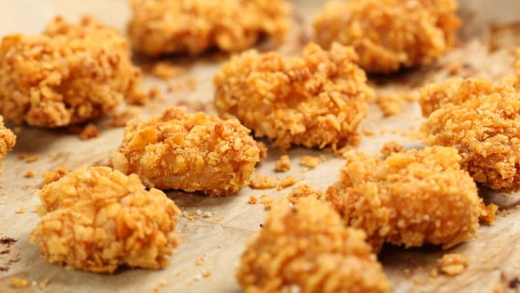 Šťavnaté kuřecí kousky v jogurtu a kukuřičných lupíncích