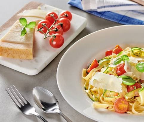 Těstoviny s cherry rajčátky, cuketou a parmezánem