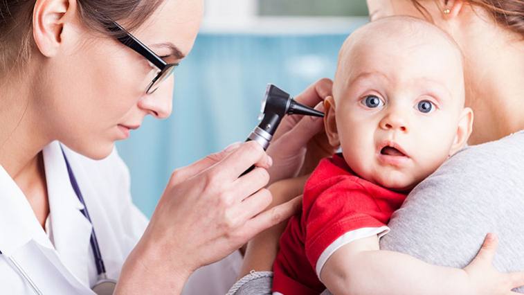 Na čistenie detských uší použite vatu a špeciálne tyčinky