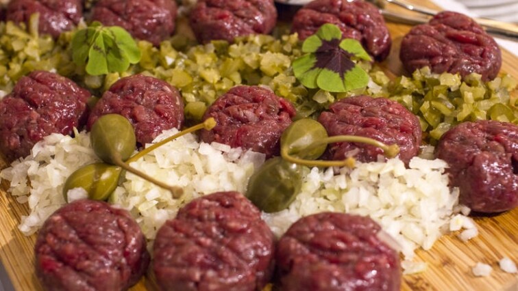 Tatarský biftek “dochuť si sám”