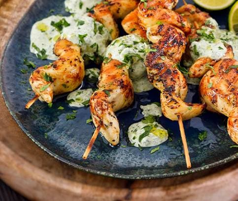 Kuřecí bylinkové špízy s okurkovým salátem 