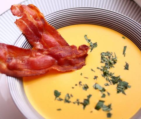 Sárgarépa krémleves baconchipssel