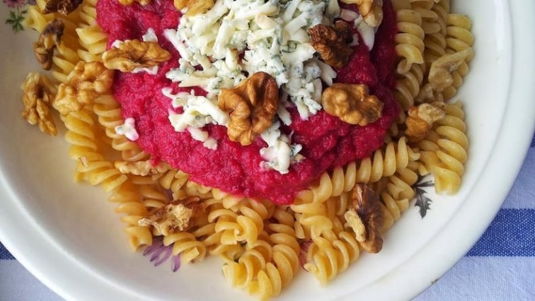 Omáčka z červené řepy se sýrem a ořechy