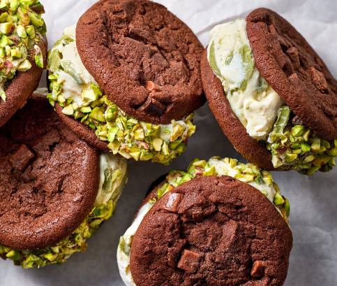 Pisztáciafagyis kekszszendvics, hullámos töltelékkel