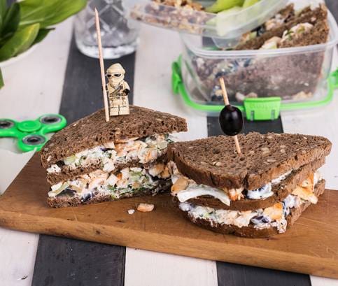 Csirke szendvics szőlővel és dióval