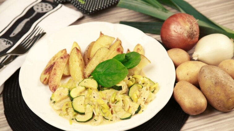 Pórkovo-cuketová omáčka s pečenými bramborami