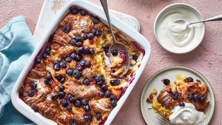 Áfonyás és citromos túrós croissant sütemény