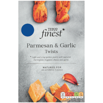 Tesco finest csavart leveles tészta rudak Parmigiano Reggiano sajttal és fokhagymával