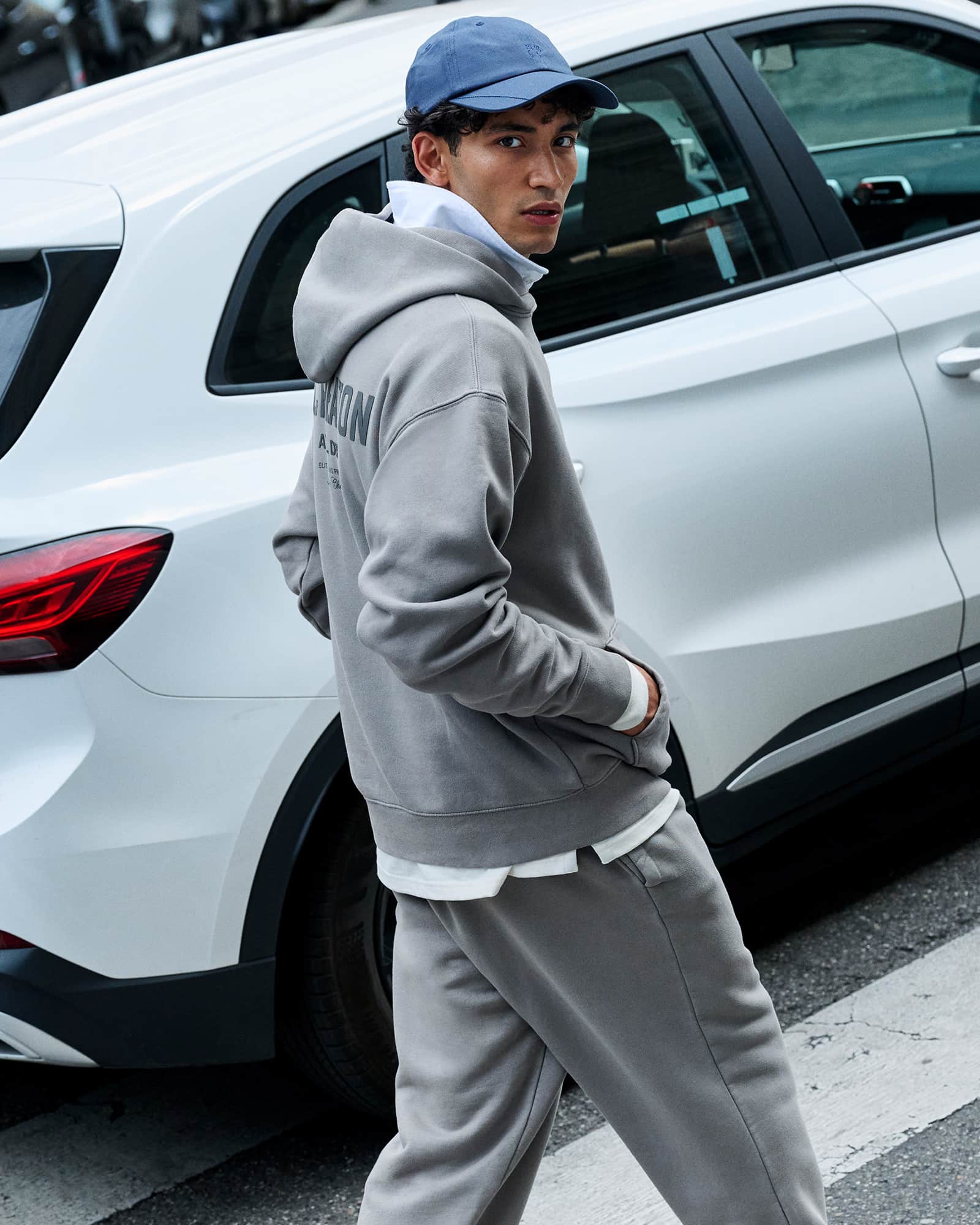 Washed oversized hoodie in grey with front pocket.