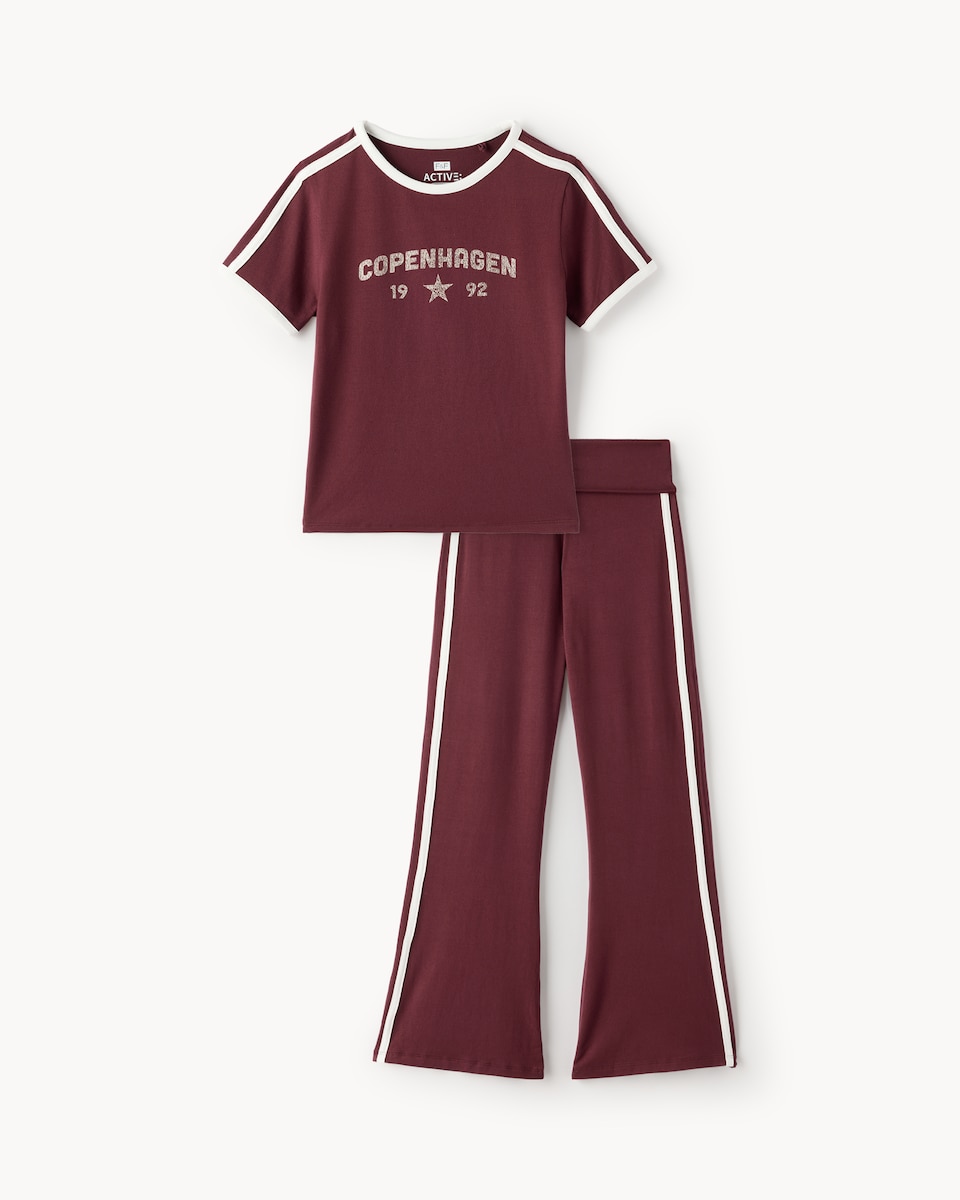 F&F Active Girls Cotton Rich T-Shirt and Leggings Set in Burgundy