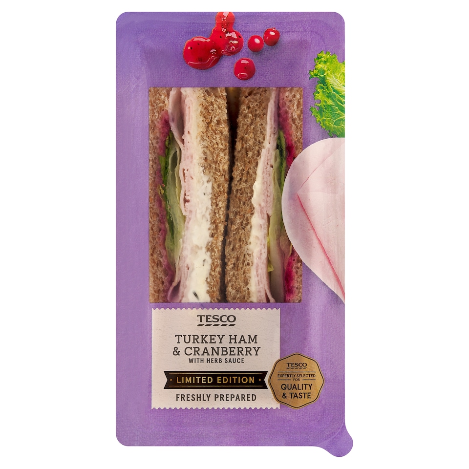 Tesco Toastový chlieb s morčacou šunkou, brusnicovou omáčkou a rímskym šalátom 157 g