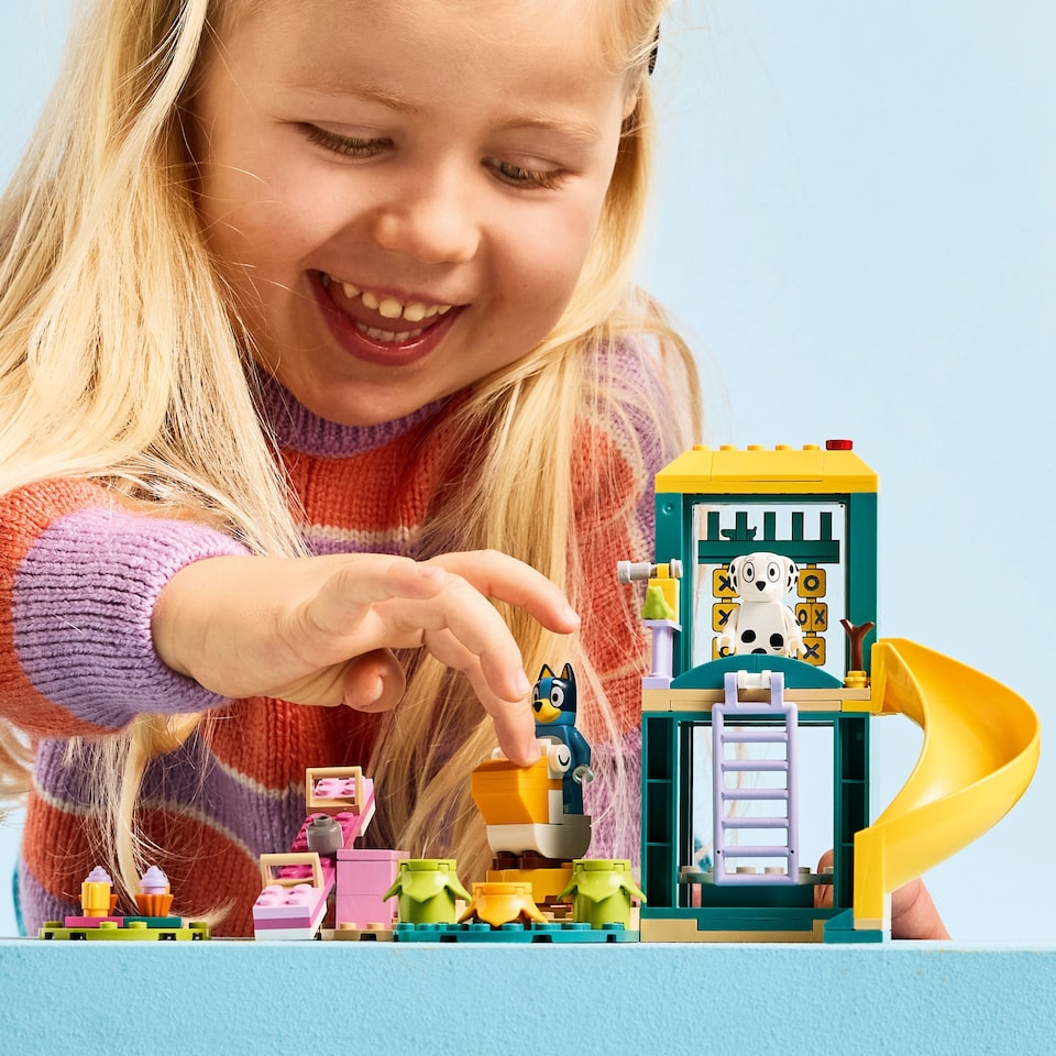 obrázok 1 z LEGO Bluey 11201 Bluey, Chloe a zábava na ihrisku