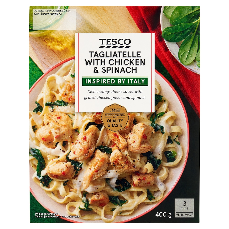 Tesco főtt szélesmetélt tészta sajtos szósszal, sült csirkemellfilé darabokkal, sült spenóttal 400 g