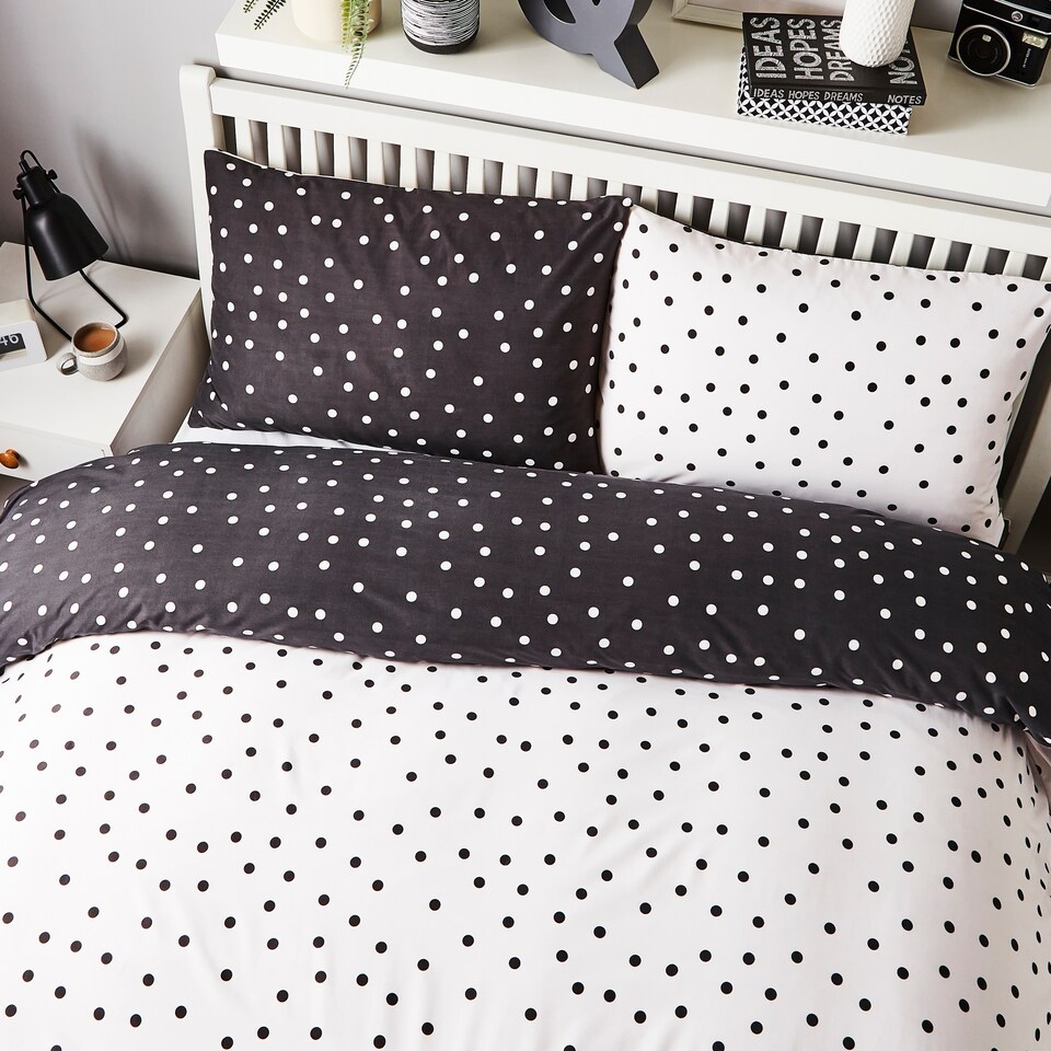 image 1 of SILENTNIGHT SPOT DUVET SET SINGLE
