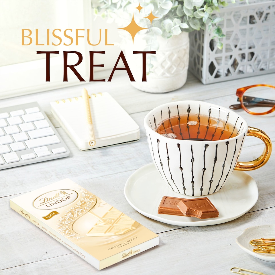 image 1 of Lindt Lindor White Chocolate Bar 100G