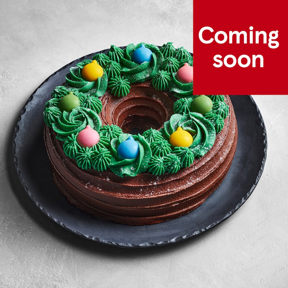 81. Tesco Christmas Bauble Wreath Cake 1.4kg (Serves 16)