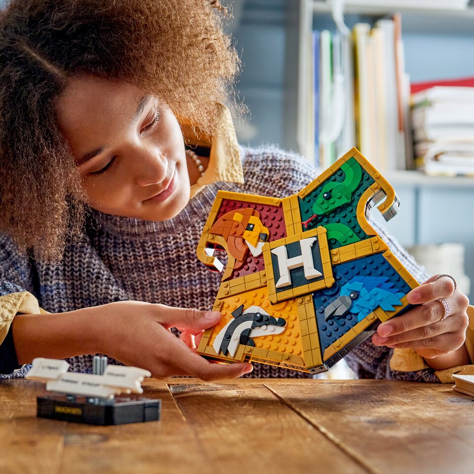 obrázok 1 z LEGO Harry Potter 76462 Erb fakúlt Rokfortu