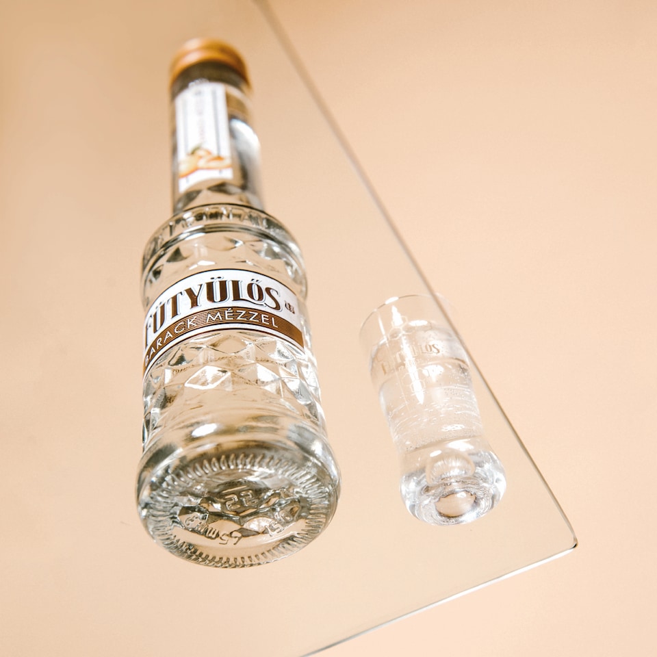 image 1 of Fütyülős Apricot with Honey Flavoured Liqueur 24,5% 0,2 l