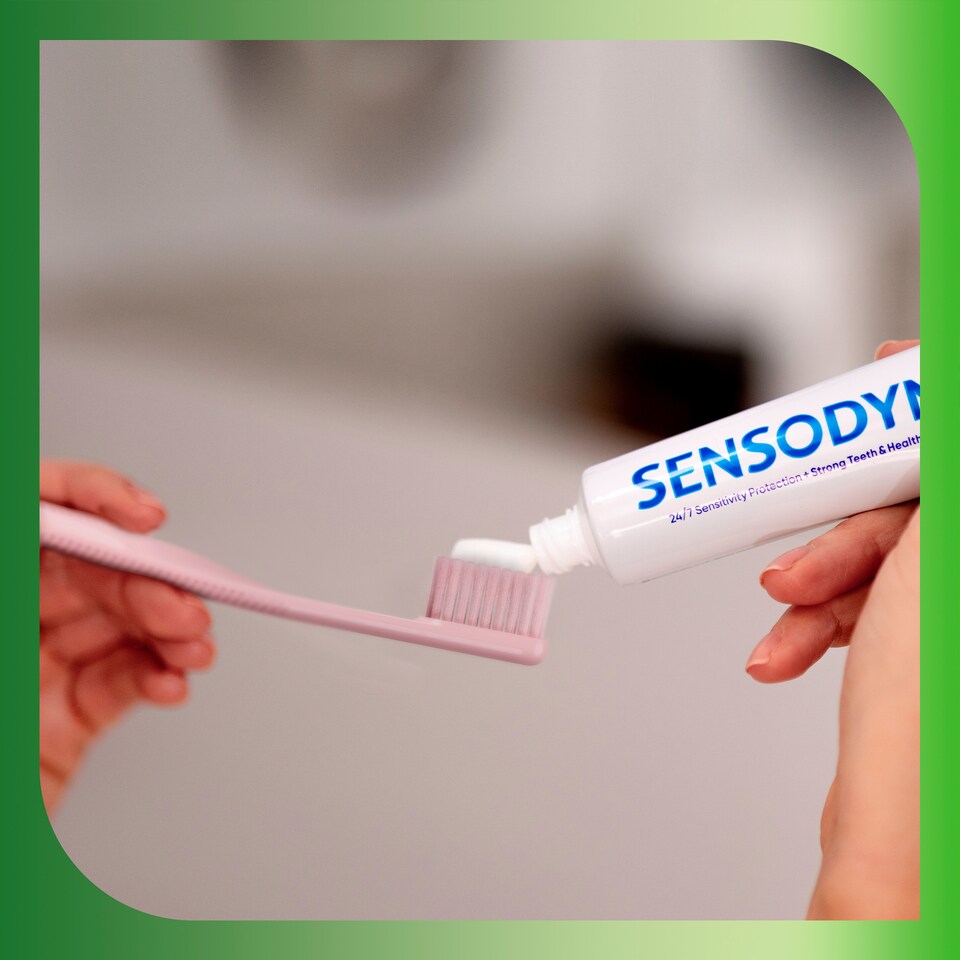 image 1 of Sensodyne Nourish Healthy Clean zubná kefka