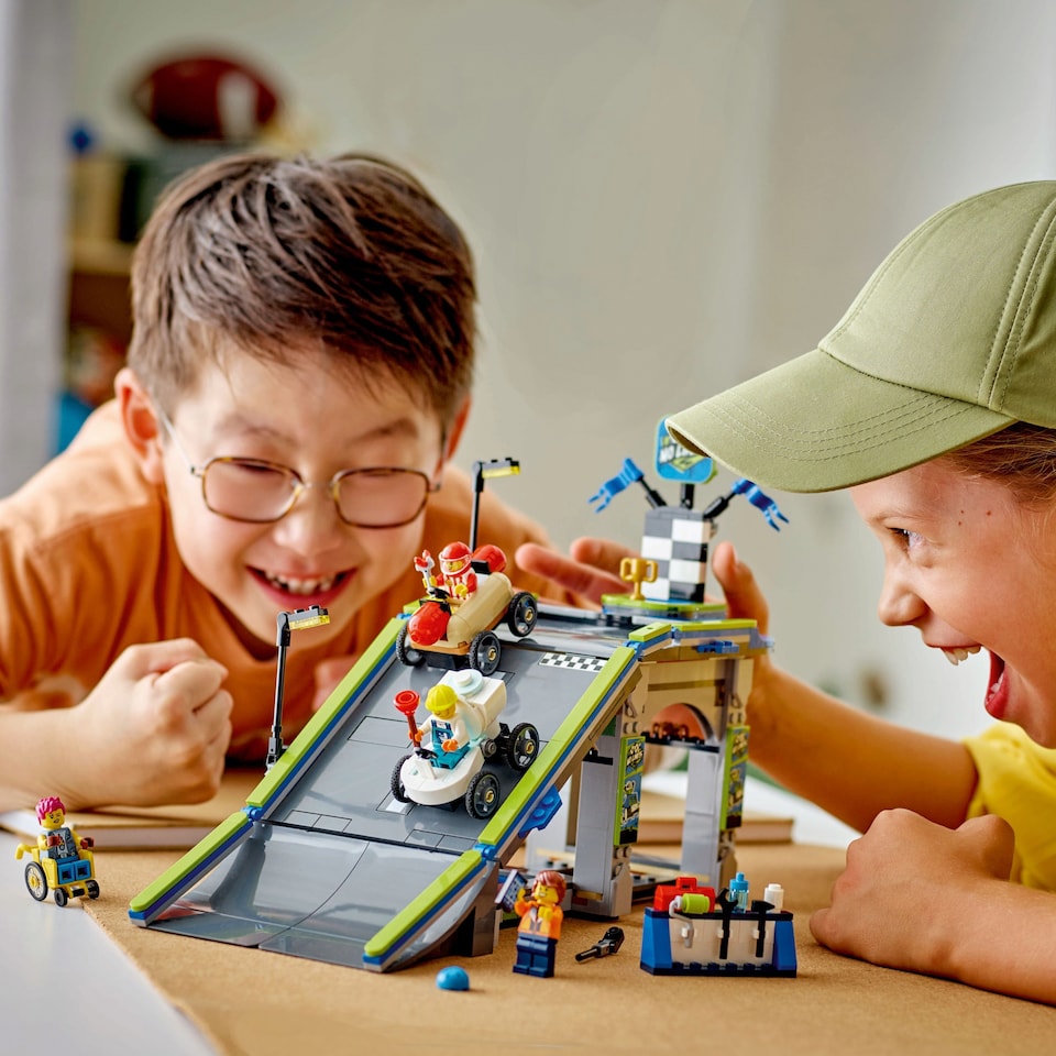 Obrázek 1 pro produkt LEGO City 60460 Tvoje pravidla: Závodní dráha s rampami
