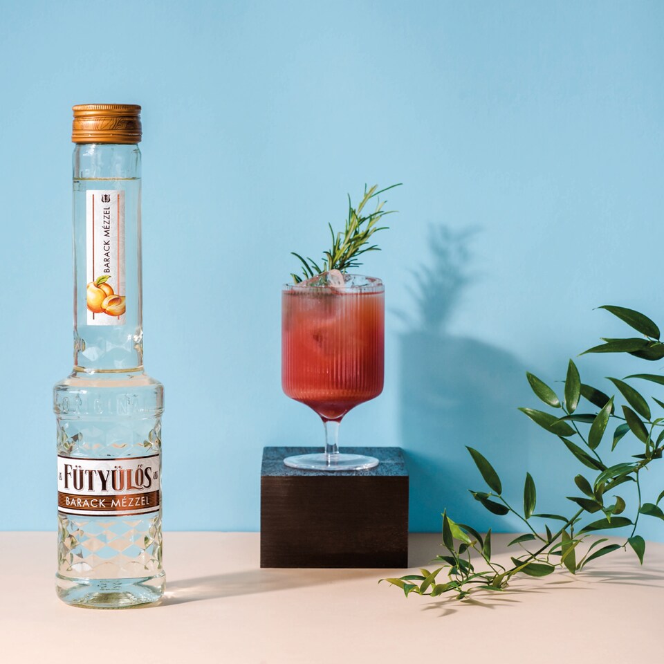 image 1 of Fütyülős Apricot with Honey Flavoured Liqueur 24,5% 0,2 l