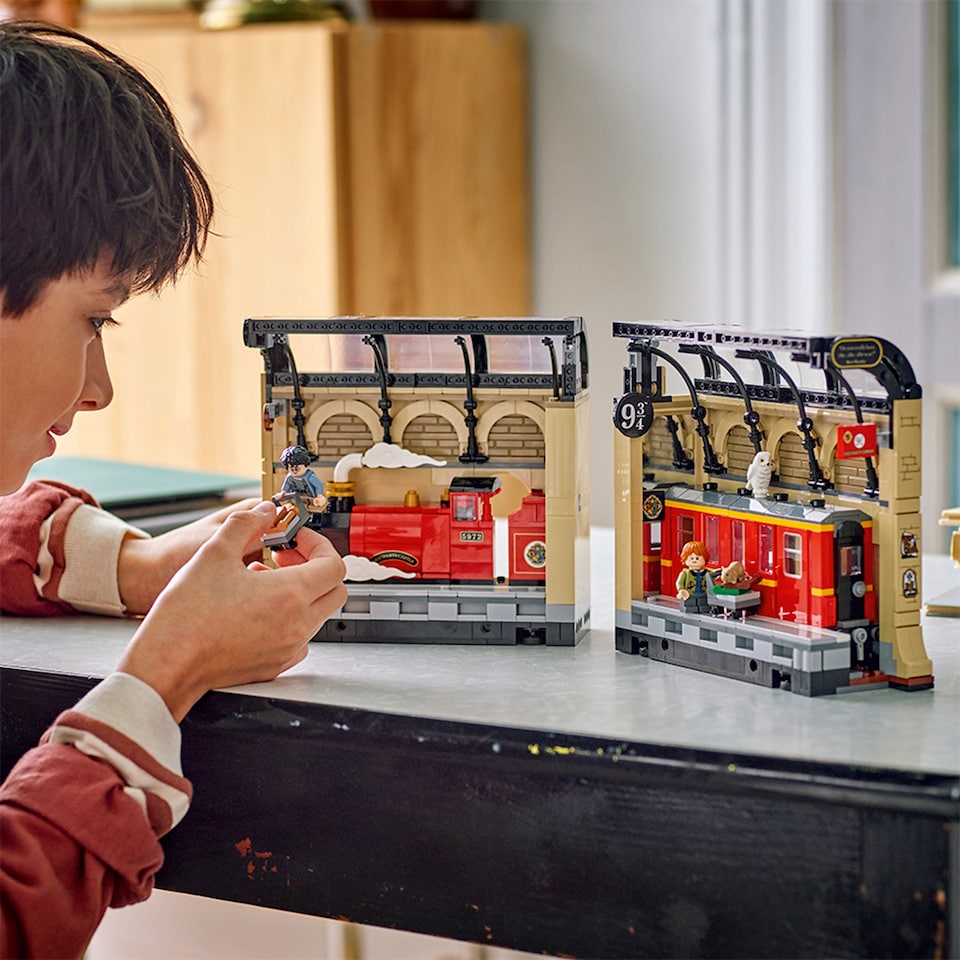 image 1 of LEGO Harry Potter 76450 Könyvkuckó: Roxfort expressz