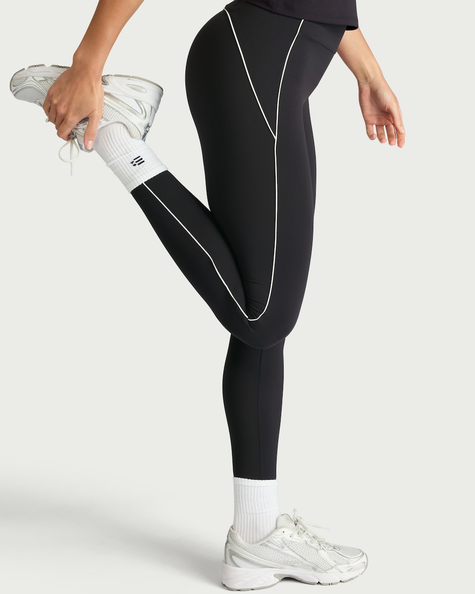 image 1 of F&F Active EVERYHOUR Contrast Tipped Leggings in Black