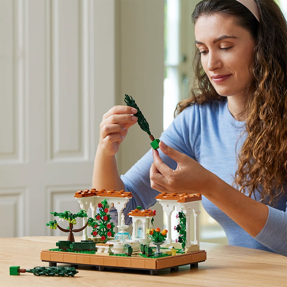 LEGO Icons 10359 Kert szökőkutakkal  1. kép