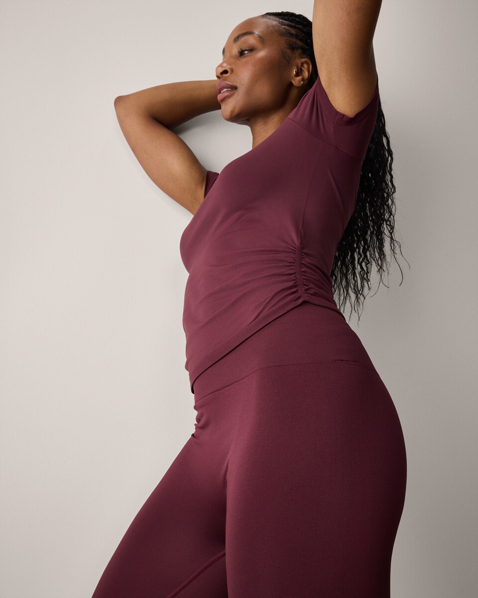 image 1 of F&F Active SEAMLESS Ruched Side T-Shirt in Burgundy
