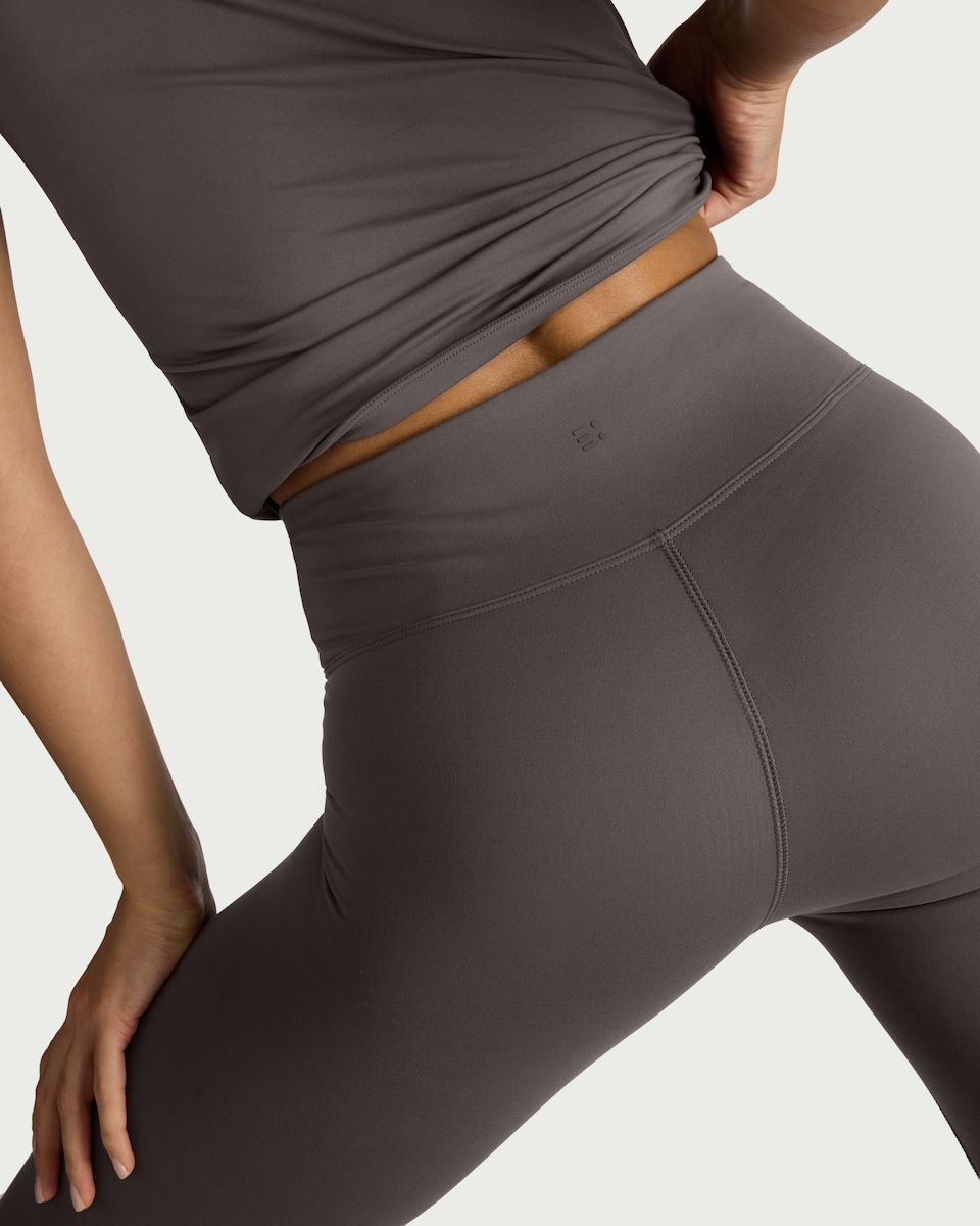 image 1 of F&F Active EVERYHOUR High Waisted Leggings in Chocolate