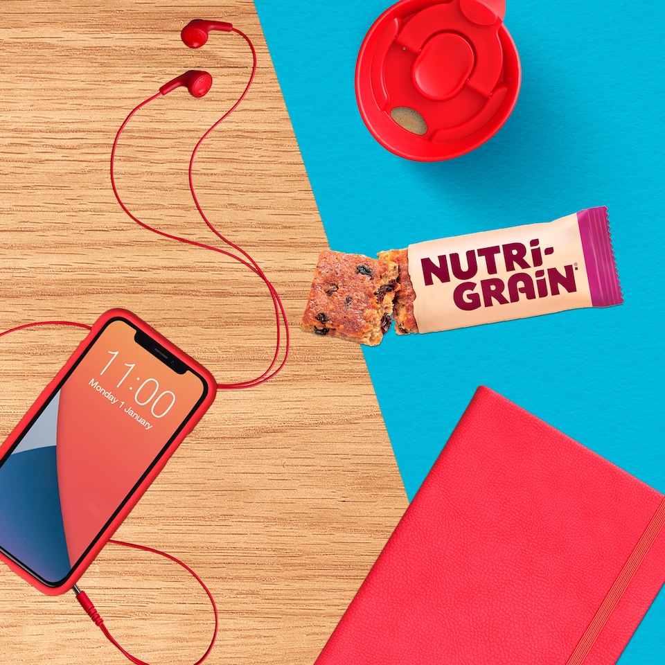 image 1 of Kellogg's Nutri-Grain Bakes Raisin Snack Bars 6x45g
