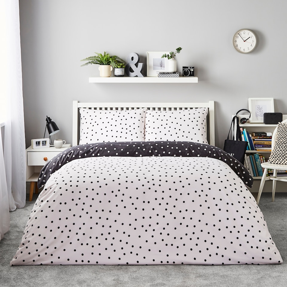 image 1 of SILENTNIGHT SPOT DUVET SET SINGLE
