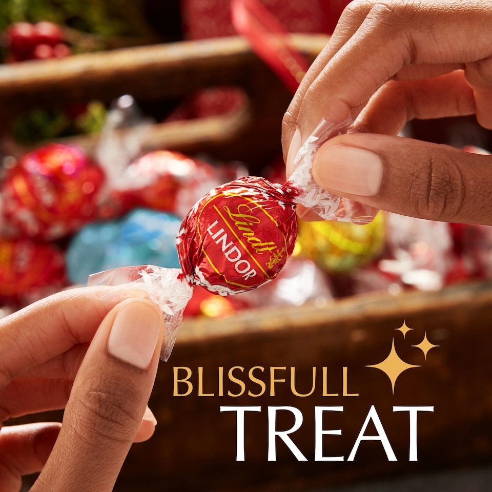 image 1 of Lindt Lindor Assorted Milk And White Chocolate Truffels 337G