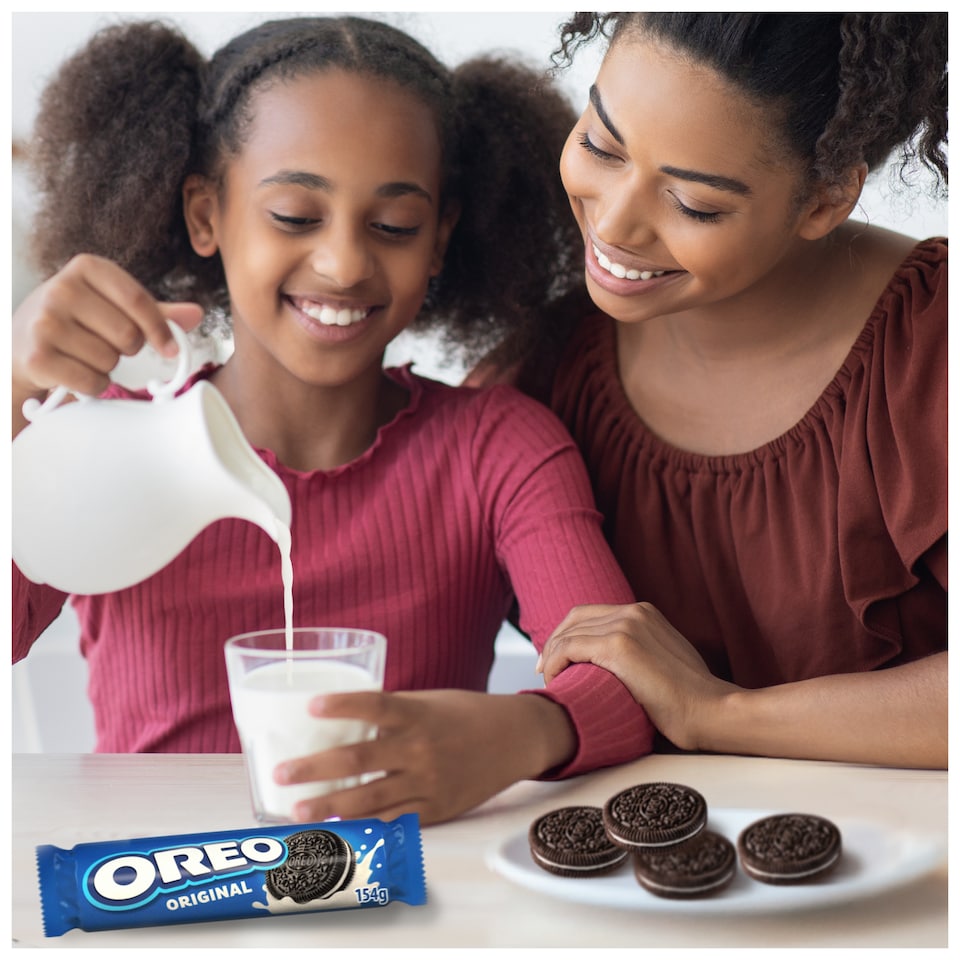 image 1 of OREO Vanilla Cookie Sandwich Biscuits 154G